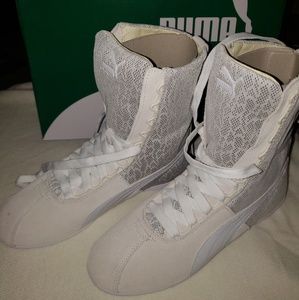 Puma lace up tennis shoes